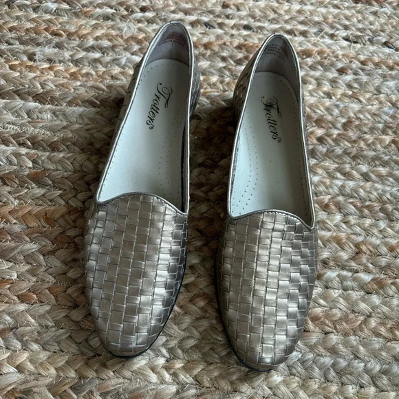 Trotters women’s size 8 Narrow Gold Basketweave leather Loafers flats - Picture 1 of 6